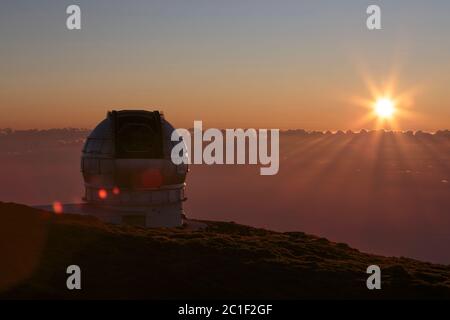 Gran Telescopio Canarias ouvre son dôme au coucher du soleil à l'Observatoire Roque de los Muchachos de l'île de la Palma (îles canaries) Banque D'Images