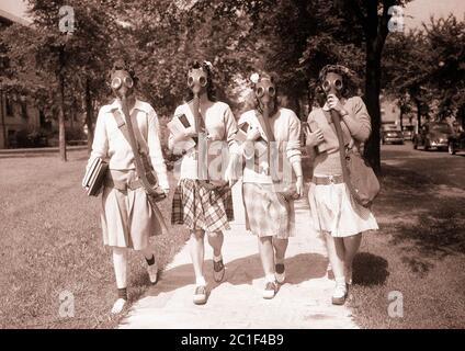 1942, juin 23. Les étudiants de l'Université de Detroit s'entraînent à porter des masques à gaz sur le campus Banque D'Images
