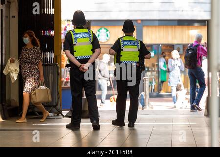 La police à la gare d'Embankment vérifie que tous les navetteurs ont des masques de communication lorsqu'ils utilisent le métro.Secrétaire d'État aux transports Grant Shapps, A annoncé que tous les passagers doivent porter un masque facial dans les transports publics à partir du 15 juin et a averti que le port d'un masque facial serait une condition de voyage et le non-respect de ces consignes entraînera un non-déplacement ou une amende. Banque D'Images