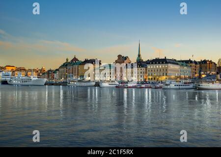 Nuit dans les gratte-ciel de Stockholm avec ferry et bateau dans la ville de Stockholm, Suède Banque D'Images