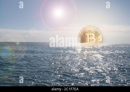 La monnaie Bitcoin / concept d'amortissement dans l'océan et le soleil d'or comme bitcoin Banque D'Images