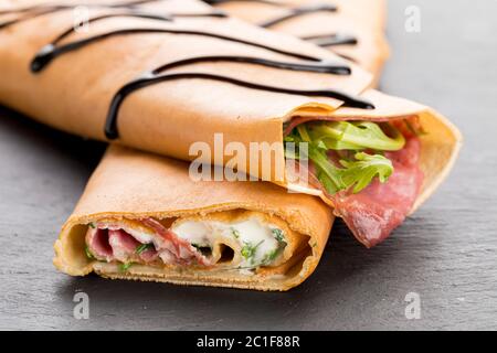Détail des crêpes avec garniture mixte : salami, roquette et fromage Banque D'Images