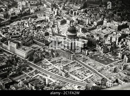 Il s'agit d'une vue aérienne de la ville de Londres autour de la cathédrale Saint-Paul montrant les zones endommagées par la bombe en avril 1945. Banque D'Images