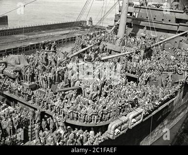 Le super navire de transport, le général W.P. Richardson, ancré à New York, avec des vétérans de la guerre européenne qui applaudissent le 7 juin 1945. Beaucoup de soldats l'étaient Banque D'Images