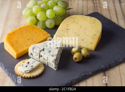 Plateau de fromages avec trois fromages, gouda au piment, gouda aux graines de cumin et chés bleus de roquefort Banque D'Images