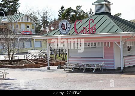 Kolmården, Suède 20200413A mille personnes ont visité le zoo de Kolmården lundi. Au cours des dernières années, à Pâques, le zoo a été visité par 10,000 personnes par jour. De grandes parties du parc ont été désertées lundi, les kiosques et les restaurants ont été fermés. Le zoo de Kolmården a ouvert le zoo le 10 avril pour les clients toute l'année, cependant, certaines parties du parc sont fermées en raison du virus corona. Photo Jeppe Gustafsson Banque D'Images