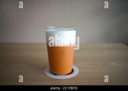 Thé thaï glacé dans un verre Banque D'Images