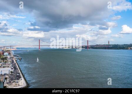 Vue aérienne du pont 25 avril à Lisbonne Banque D'Images