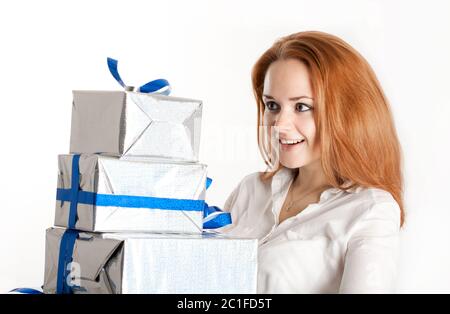 Joyeuse fille avec des cadeaux sur un fond clair Banque D'Images