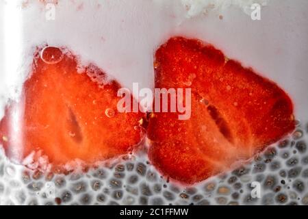 Graines de Chia et de yaourts, des collations en couches berry dans verre close-up Banque D'Images