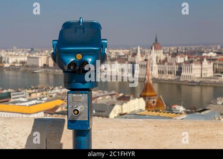 Jumelles publiques à prépaiement à Budapest. Télescope bleu sur la terrasse d'observation Banque D'Images