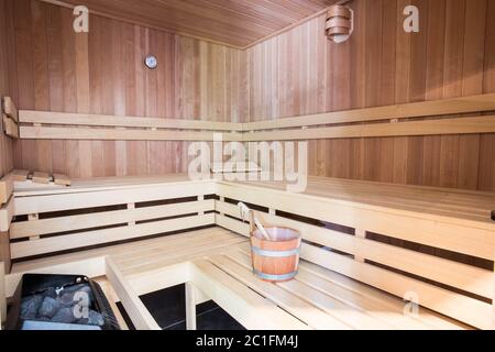 Sauna en bois classique avec godet intérieur et bancs en bois Banque D'Images