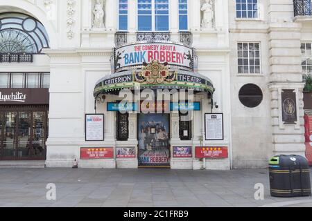 Criterion Theatre de Piccadilly montrant la comédie sur un vol de banque. Londres Banque D'Images