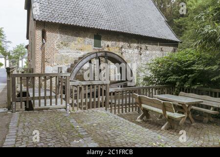 Moulin à eau historique en face du château de Gartrop, Rhénanie-du-Nord-Westphalie, Allemagne, Europe Banque D'Images