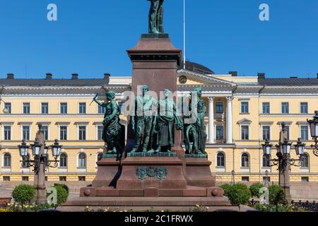 Le bâtiment du gouvernement finlandais fait partie de l'architecture historique autour de la place du Sénat au centre-ville d'Helsinki. Statue d'Alexandre II de Russie est à proximité. Banque D'Images