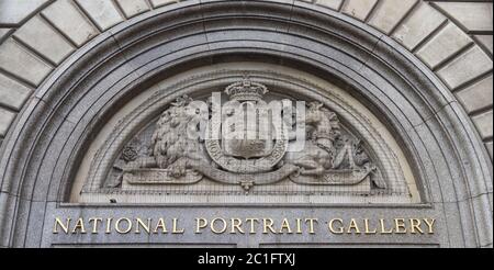 Panneau National Portrait Gallery au-dessus de l'entrée principale. Londres Banque D'Images