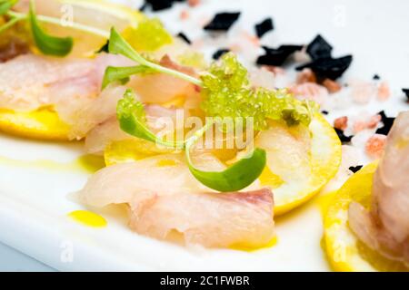 Détail de l'apéritif de ​​red au mulet tranché avec pousses et caviar au citron Banque D'Images