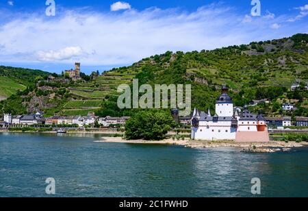 Pfalzgrafenstein, célèbre château sans frais sur l'île de Falkenau Pfalz, Burg Gutenfels, au Rhin (Rhein, Mittelrhein), Poscard vue. Kaub, Rhi Banque D'Images