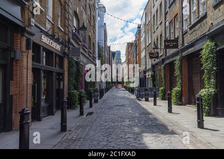 Les boutiques sur Floral Street à Covent Garden sans personne par une journée ensoleillée. Londres Banque D'Images