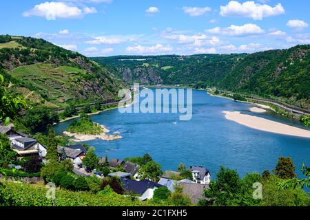 Vue aérienne sur Oberwesel am Rhein. Petite ville sur le Rhin supérieur moyen (Mittelrhein). Belle vue panoramique sur la carte postale. Rhénanie-Palatinat ( Banque D'Images