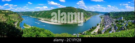 Panorama aérien 180 sur la boucle du Rhin (Rheinschleife) à Oberwesel am Rhein. Petite ville sur le Rhin supérieur moyen (Mittelrhein). Magnifique vue panoramique Banque D'Images