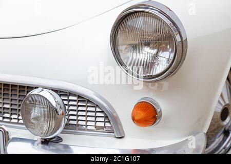 Clignotants et feux d'une voiture de sport allemande des années 60 Banque D'Images