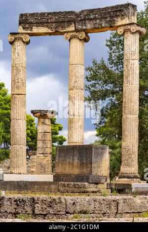 Vue sur le site archéologique de l'ancienne Olympie, Grèce. La Philippeion dans l'Altis d'Olympie était un mémorial circulaire en calcaire et en marbre. Banque D'Images