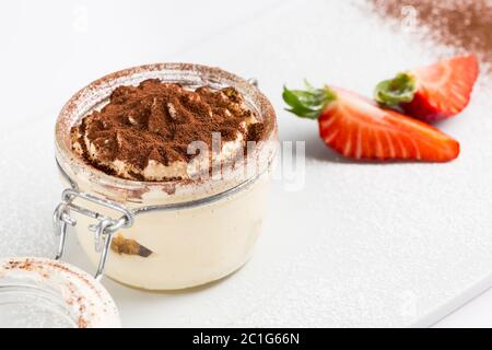 Tiramisu en pot sur fond blanc avec fraises Banque D'Images