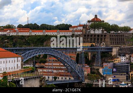 Vue sur le fleuve Douro sur le pont Dom Luis I et Vila Nova de Gaia avec des toits en terre cuite de maisons dans la vieille partie de Ribeira, Porto, Portugal Banque D'Images