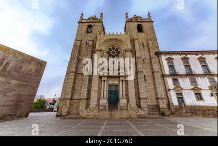 Cathédrale de Porto ou se Catedral do Porto, construite au XIIe siècle et Palais épiscopal ou Paco épiscopal dans le centre historique de la vieille ville de Porto, Portugal Banque D'Images