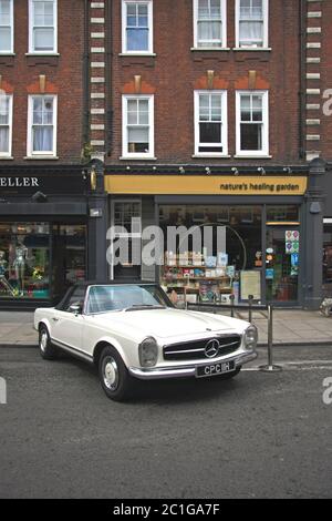 St Johns Wood/Londres – 17 juin 2018 : spectacle de rue St Johns Wood Classic & Supercar Banque D'Images