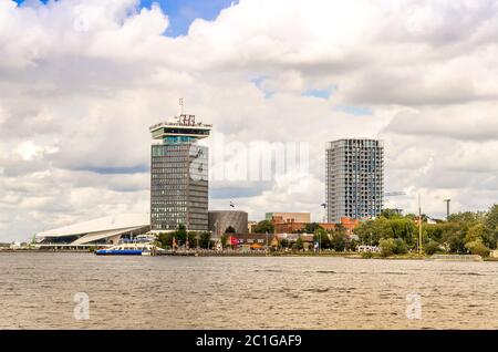 AMSTERDAM, HOLLANDE - 31 AOÛT 2019 : vue d'ensemble panoramique de la rivière IJ d'Amsterdam avec ferries, musée DU FILM DE L'ŒIL, tour ADAM et bâtiments modernes. Banque D'Images