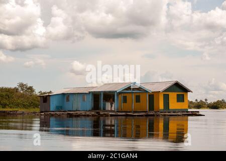 Maisons flottantes en Amazonie - Manaus - Brésil Banque D'Images