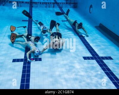 Les athlètes canadiens qui nagent sous l'eau lors d'une partie de hockey sous-marin au Championnat du monde CMAS à Québec Banque D'Images