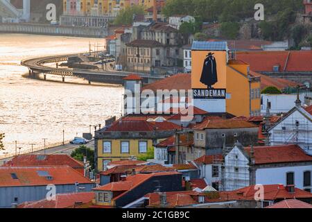 Porto, Portugal - 30 mai 2018 : vue sur le Douro sur les façades de tuiles azulejo et les toits en terre cuite des maisons traditionnelles de la célèbre Ribeira Banque D'Images