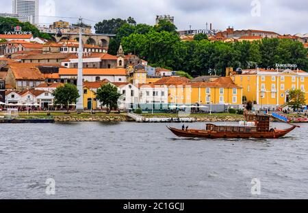 Porto, Portugal - 30 mai 2018 : vue sur le Douro sur les célèbres caves à vin portugais et bateaux touristiques utilisés pour le transport du vin du port Banque D'Images