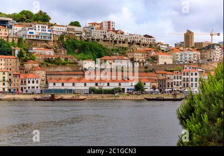 Porto, Portugal - 30 mai 2018 : vue sur le Douro sur les bateaux rabelo avec des barils de port amarrés devant les célèbres caves à vin portugais Banque D'Images