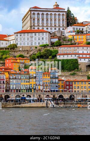 Porto, Portugal - 30 mai 2018 : vue sur le Douro sur les façades de maisons traditionnelles avec des carreaux azulejo dans le célèbre quartier de Ribeira Banque D'Images