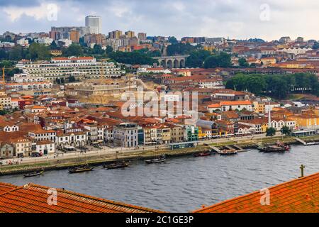 Porto, Portugal - 29 mai 2018 : vue sur les toits en terre cuite de l'autre côté du fleuve Douro sur les célèbres caves à vin portugais de Vila Nova de Gaia Banque D'Images