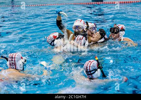 Les athlètes canadiens célèbrent leur victoire lors d'un match de hockey sous-marin au Championnat du monde CMAS à Québec Banque D'Images