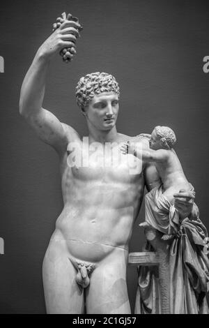Statue avec raisins, pose classique, originale de plus de 1600 ans Banque D'Images