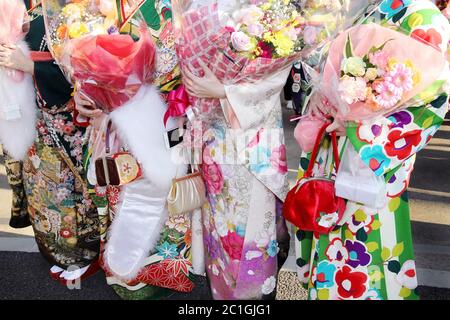 Les jeunes femmes japonaises kimono traditionnelle portant pour l'arrivée de l'âge day celebration Banque D'Images