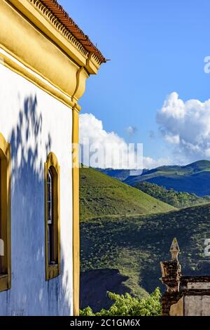 Église et montagnes d'Ouro Preto Banque D'Images