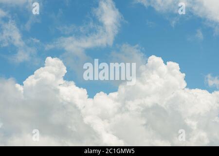 Cumulus blancs nuages contre le ciel bleu. Le concept de la météo Banque D'Images