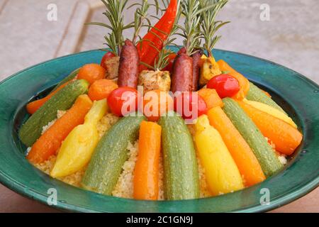 Cuisine marocaine. Tajine typique de Clay avec couscous et légumes. Banque D'Images