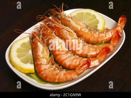 Portugal succulentes crevettes géantes sur un lit de laitue avec garniture au citron Banque D'Images