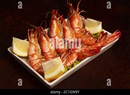 Portugal succulentes crevettes géantes sur un lit de laitue avec garniture au citron Banque D'Images