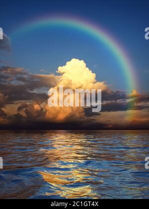 Arc-en-ciel sur l'océan Banque D'Images