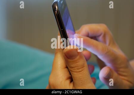 Gros plan d'une femme utilisant un smartphone mobile - image Banque D'Images