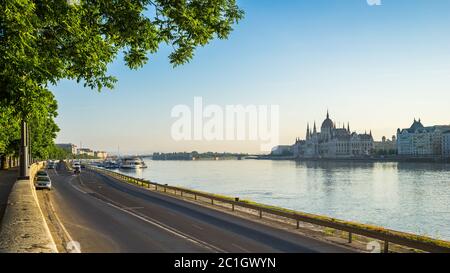 Vue panoramique sur la rue de Budapest avec le Parlement en Hongrie Banque D'Images